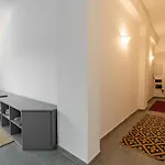 Pied A Terre Apartment *